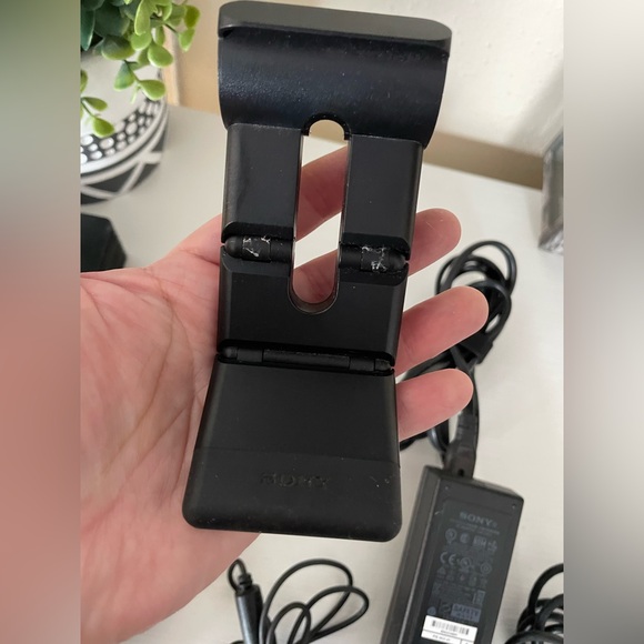 Genuine PS4 Sony Playstation VR CUH-ZVR2 Processor Unit, 2 wands, sensor w/stand - Picture 9 of 10